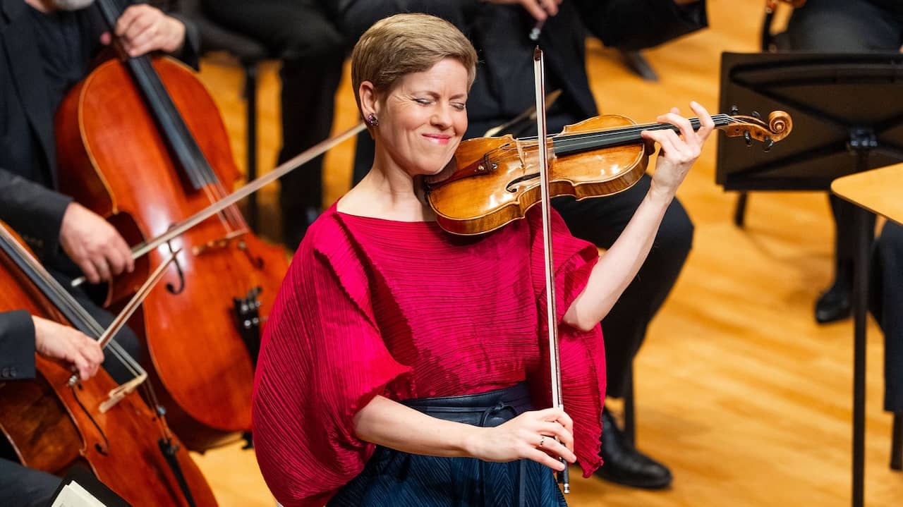 Review: Violinist Isabelle Faust Performs Schumann with LACO border=0 align=